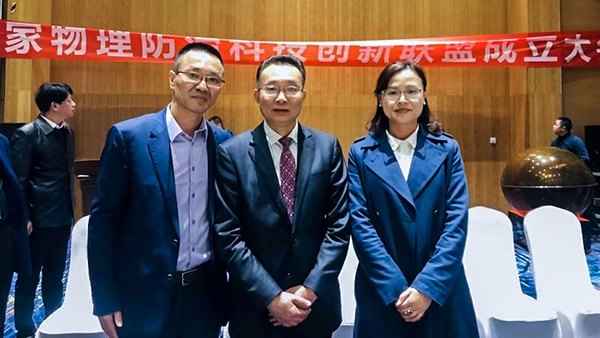 全國(guó)農(nóng)技中心劉天金主任(中)