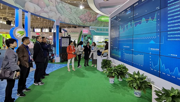 托普工作人員向專家介紹大數據平臺