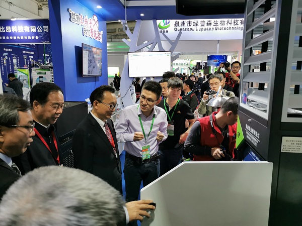 全國(guó)農(nóng)技推廣中心劉天金主任、許發(fā)輝副主任和中國(guó)農(nóng)業(yè)技術(shù)推廣協(xié)會(huì)陳生斗會(huì)長(zhǎng)觀摩蟲情測(cè)報(bào)數(shù)據(jù)平臺(tái)與智能裝備