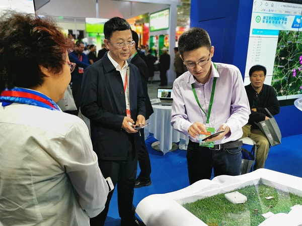 黑龍江植檢植保站站長(zhǎng)宋顯東體驗(yàn)人工智能實(shí)用小工具——見(jiàn)蟲