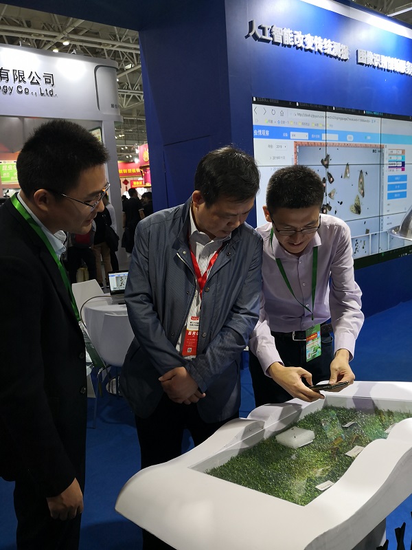 湖南省植保植檢站站長(zhǎng)譚小平近距離觀摩APP識(shí)蟲