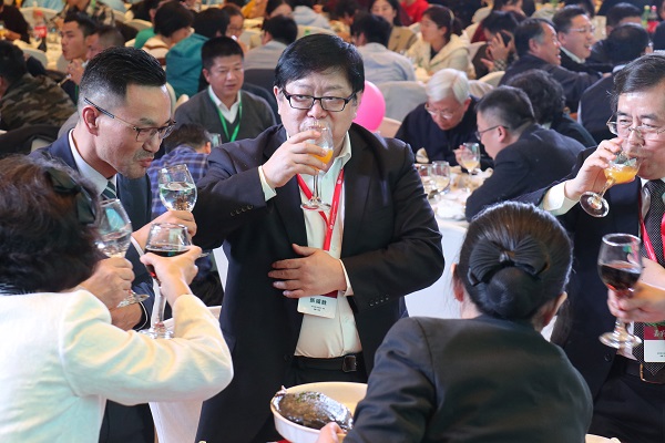 舉杯交錯,情誼相牽