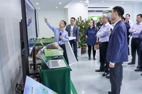 全國人大常委會副委員長丁仲禮蒞臨托普云農考察調研