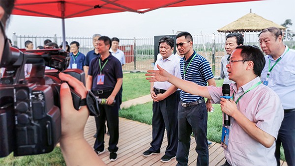 魏書記現(xiàn)場(chǎng)參觀病蟲疫情重點(diǎn)監(jiān)測(cè)站并聽取介紹