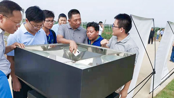 與會(huì)人員就高空測(cè)報(bào)燈展開探討