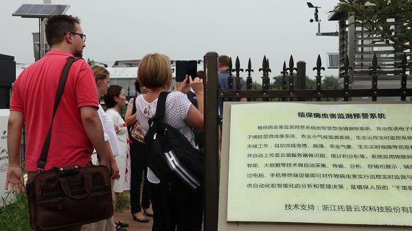 研修班一行在現(xiàn)代農(nóng)業(yè)產(chǎn)業(yè)園現(xiàn)場(chǎng)觀摩