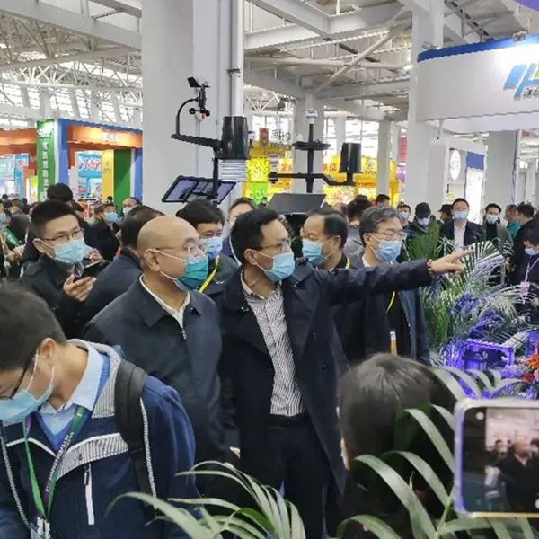 農(nóng)業(yè)農(nóng)村部種植業(yè)管理司潘文博司長、全國農(nóng)技中心魏啟文主任、中國農(nóng)業(yè)技術(shù)推廣協(xié)會陳生斗會長一行蒞臨托普云農(nóng)展位