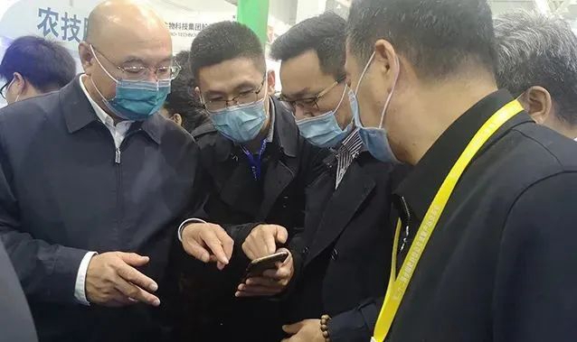 農(nóng)業(yè)農(nóng)村部種植業(yè)管理司司長潘文博(左一)一行體驗“土肥管家APP”