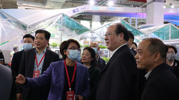 本次農(nóng)博會(huì)展示的超級(jí)農(nóng)場(chǎng)就是葡萄種植設(shè)施化的高度體現(xiàn)。超級(jí)農(nóng)場(chǎng)由托普云農(nóng)參與建設(shè),以圖像識(shí)別等人工智能技術(shù)為核心,實(shí)現(xiàn)生產(chǎn)、加工、倉儲(chǔ)、銷售一體化數(shù)字管理模式,探索打造智能生產(chǎn)、智能修剪/采摘、智能分揀、智能冷藏等智慧場(chǎng)景,為葡萄從生長(zhǎng)到銷售的全產(chǎn)業(yè)鏈提供數(shù)字化、智能化加持,提高生產(chǎn)管理效率。