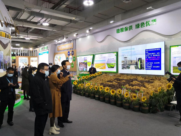 第十三屆全國人民代表大會(huì)華僑委員會(huì)委員王輝忠、浙江省農(nóng)業(yè)農(nóng)村廳廳長(zhǎng)王通林等領(lǐng)導(dǎo)一行聽取“生產(chǎn)科技化”建設(shè)情況