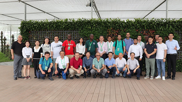 7月,F(xiàn)AO考察團在托普云農(nóng)現(xiàn)代農(nóng)業(yè)產(chǎn)業(yè)園合影留念