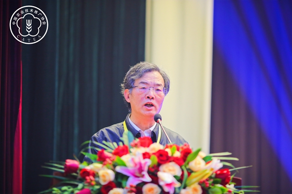 全國(guó)農(nóng)技中心王戈副主任宣讀特聘專(zhuān)家名單