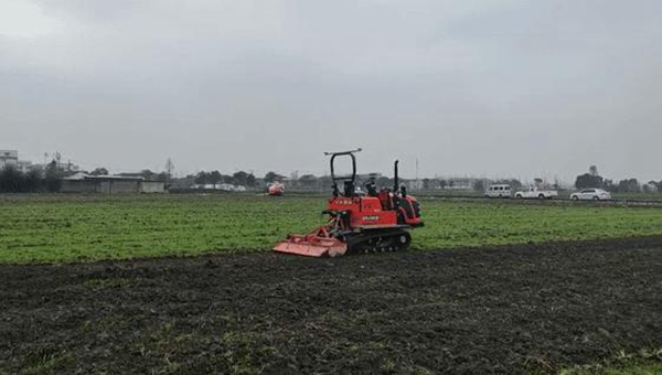 無人駕駛耕地機