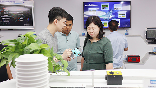 劉燕副主任一行參觀數字三農展廳