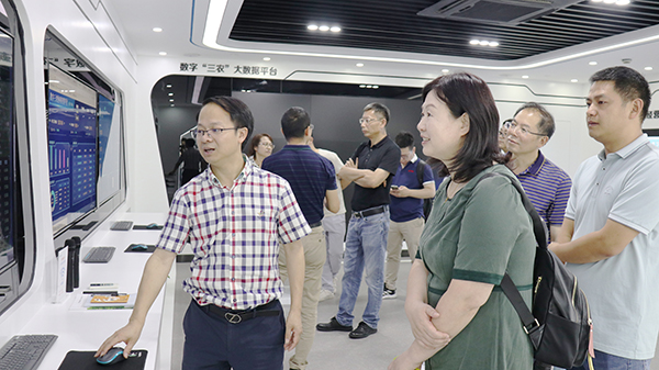 劉燕副主任一行參觀數字三農展廳