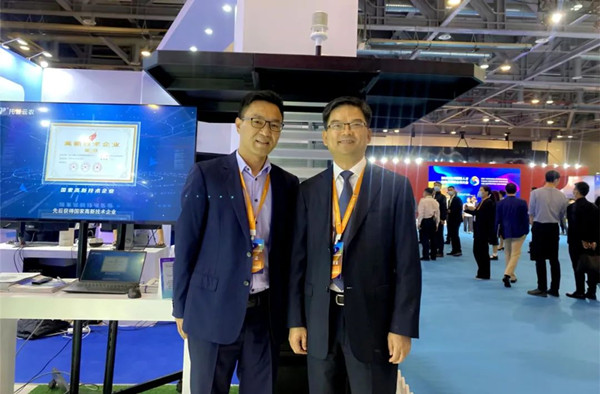 杭州拱墅區(qū)委書(shū)記李志龍與董事長(zhǎng)陳渝陽(yáng)合影