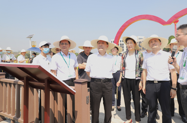 與會專家領(lǐng)導(dǎo)現(xiàn)場觀摩托普云農(nóng)支撐建設(shè)的天涯種業(yè)科學(xué)院麻山基地