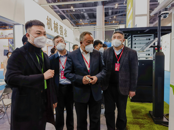 吉林省農(nóng)業(yè)農(nóng)村廳副廳長麥朝(右二),長春市農(nóng)業(yè)農(nóng)村局副局長孔翔(左二)