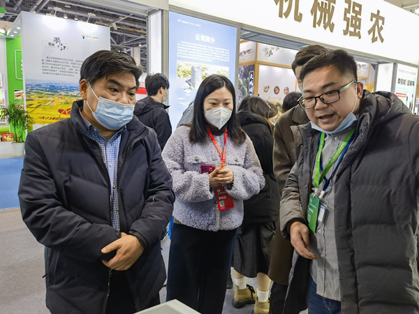 浙江省農(nóng)技推廣中心副主任吳海平(左一),副主任金晶(中)